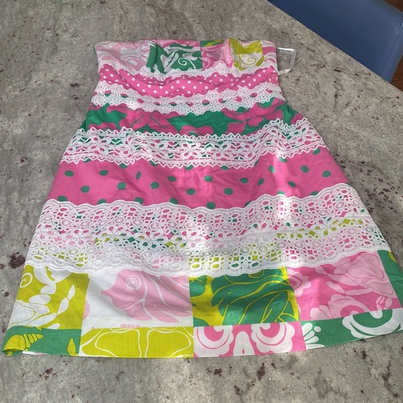 Vintage Lilly Pulitzer strapless tube dress.
100% cotton. Size 4 - Picture 4 of 7